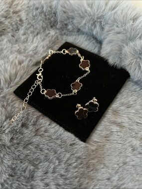 Silver Clover Link Bracelet with Black Enamel Accents & studs Earrings.